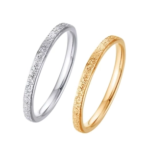Minimalistische mattierte Edelstahlringe in Gold und Silber mit Sandstrahl-Finish