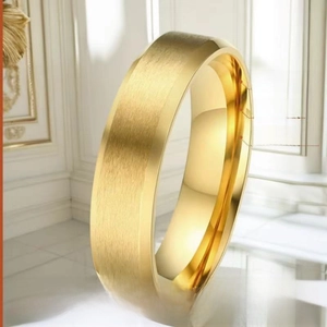 Bague en acier inoxydable doré 6mm avec finition brossée mate et intérieur poli