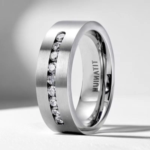 Bague en acier titane avec finition brossée et cristaux clairs sertis en canal argent