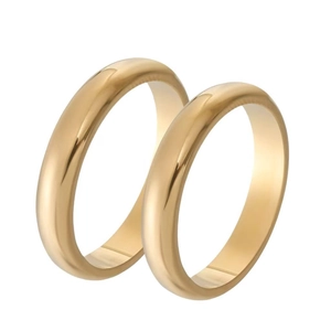 Polierte goldene Edelstahlringe für Damen im minimalistischen Stil auf weißem Grund