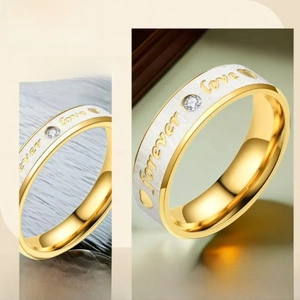 Bague de couple en acier titane avec gravure Forever Love et diamant en fini doré