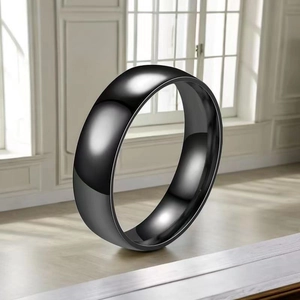 Anillo minimalista de acero inoxidable pulido negro con un acabado de espejo liso