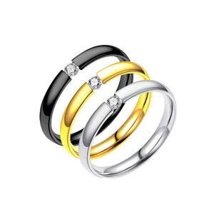 Tre anelli minimalisti in acciaio al titanio nero, oro e argento con diamanti a tensione