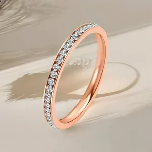 Dettaglio ravvicinato dell'anello eternity in oro rosa con zirconi cubici in micro-pavé