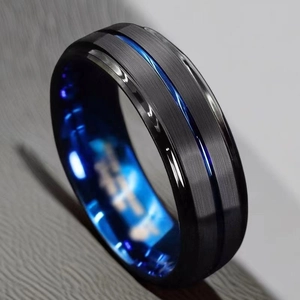 Vue macro d'une bague pour homme en acier noir brossé avec un intérieur bleu poli