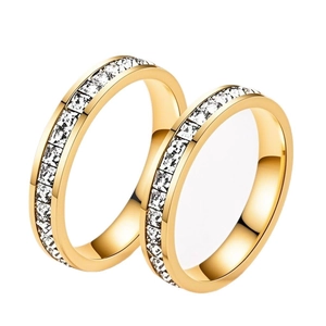 Bagues d'éternité classiques plaquées or avec zircons transparents sur fond blanc
