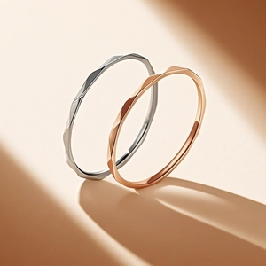 Bague Minimaliste en Acier Inoxydable à Facettes en Losange pour Femmes Bague Fine à Coupe Diamant Géométrique Bijoux Cadeau Ne se Décolore Pas