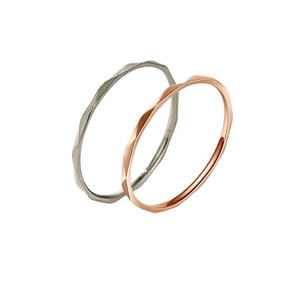 Bagues minimalistes géométriques en acier titane en finitions argent et or rose