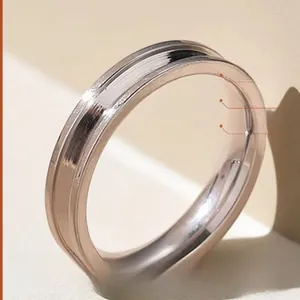 Macro d'une bague en cuivre plaqué or avec détails rainurés et finition polie brillante