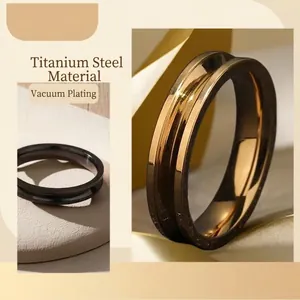Bague minimaliste en acier titane avec finitions or et noir et placage sous vide chic