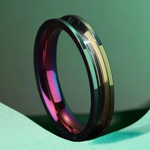 Vue macro d'une bague en acier titane irisé irisé avec rainure centrale et poli brillant
