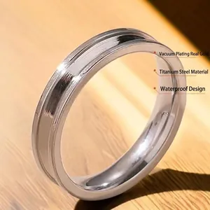 Bague minimaliste en acier titane poli avec placage sous vide imperméable et brillant
