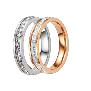 Anelli eternity impilabili in acciaio al titanio con zirconi quadrati incastonati