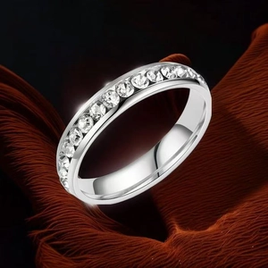 Eleganter Ring aus silbernem Edelstahl mit Kanalfassung und funkelnden Kristallen für Damen
