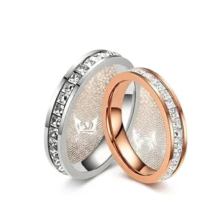 Anelli eternity in acciaio al titanio con incastonatura a binario argento e oro rosa
