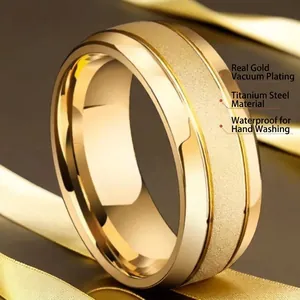 Bague en acier titane doré avec finition mate brossée et bords polis pour hommes