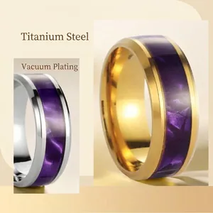 Anello da uomo in acciaio al titanio con intarsio viola su finiture argento e oro