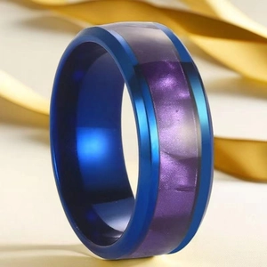 Macro di un largo anello in acciaio al titanio blu con intarsio in perla viola