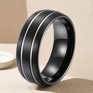 Dettaglio macro dell'anello in acciaio nero spazzolato da 8 mm con linee d'argento
