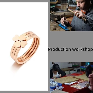 Bague triple épaisseur en acier inoxydable or rose avec motif trèfle classique