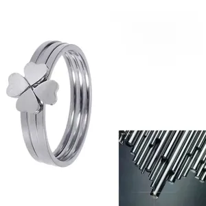 Vue détaillée d'une bague trèfle en argent faite d'acier inoxydable durable et anti-allergique