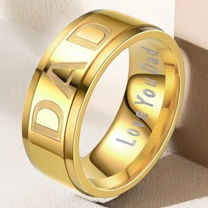 Goldener Titanstahl-Ring mit DAD-Gravur und Love You Dad-Inschrift im Inneren