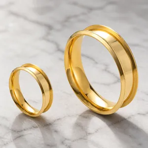 Minimalistischer goldener Titanstahlring mit konkaver Nut und polierter Oberfläche