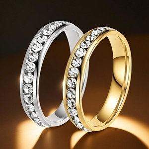 Bague Eternity en Acier Titane pour Femme avec Strass Incrustés Bande Ronde Carrée Or Or Rose Noir Arcobaleno Bijoux
