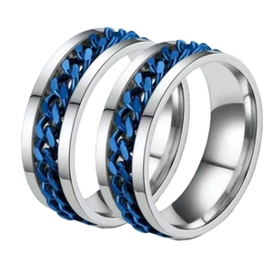 Edelstahl-Spinnerring für Herren mit blauem Panzerketten-Inlay auf weißem Grund