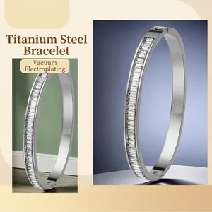 Bracelet jonc en acier titane argenté avec zircons rectangulaires au design moderne