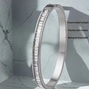 Bracelet jonc en acier titane argenté avec zircons rectangulaires et finition étanche