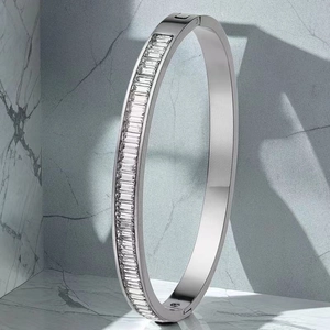 Détail d'un bracelet en acier inoxydable argenté orné de zircons taille baguette