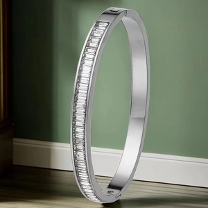 Détail d'un bracelet en acier titane argenté orné de zircons avec fermoir latéral sécurisé