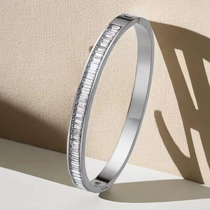 Détail du bracelet en acier titane argenté serti de zircons et fermoir à charnière
