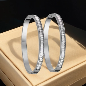 Bracelet Jonc de Luxe en Acier Titane pour Femme Plaqué Or Argent Strass Baguette Incrusté Bijoux de Mode Cadeau