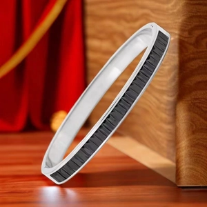 Détail du bracelet en acier titane avec incrustation noire et fini métallique argent