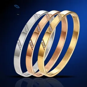 Bracelet Jonc Minimaliste en Acier Titane pour Femme Incrusté de Strass Rayures Diagonales Boucle Ovale Bijoux de Mode Européenne