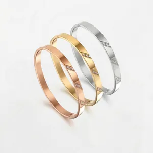 Bracelets en acier titane tricolore avec zircones diagonales en or rose, or et argent clair
