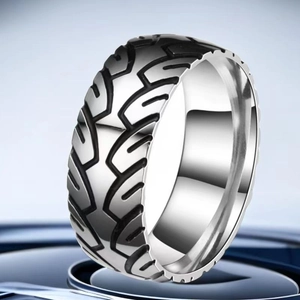 Detailweergave van titaniumstalen ring met industrieel zwart bandenprofielpatroon