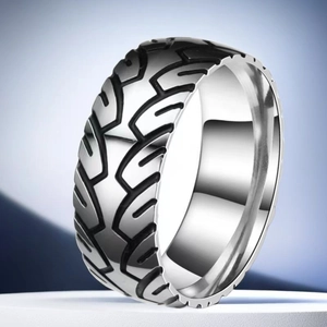 Macro detail van herenring van titaniumstaal met gegraveerd industrieel bandenprofiel