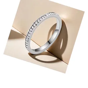 Bague minimaliste en acier titane avec des pierres de zircone cubique pour femmes