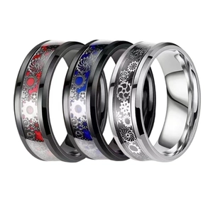 Heren ringen van titanium staal met tandwielontwerp in rood, blauw en zilveren kleur