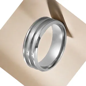 Bague minimaliste en acier titane pour hommes avec design à double rainure, fini argent