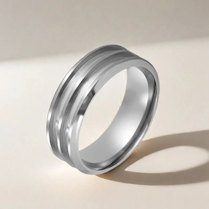 Détail macro d'une bague en acier titane argenté avec deux rainures parallèles et poli lisse