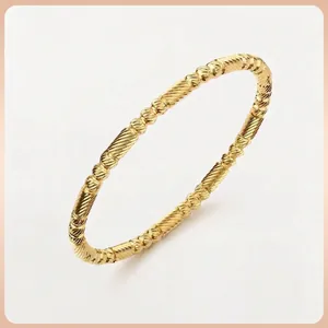 Goldenes Titanstahl-Armband mit gedrehter Seilstruktur und drei polierten Perlen-Akzenten