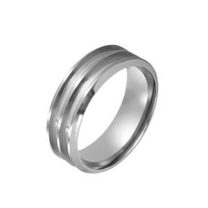 Bague pour homme en acier titane avec large anneau argenté et rainures parallèles