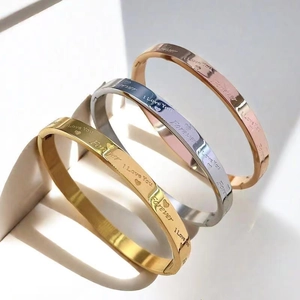 Détail macro de bracelets en acier inoxydable poli avec gravure I Love You Forever