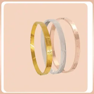 Lot de trois bracelets en acier inoxydable or, argent et rose avec gravure de cœur