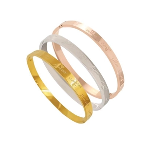 Lot de trois bracelets en acier inoxydable or argent et rose avec gravure Forever