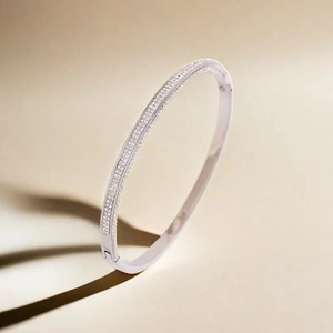 Gros plan d'un bracelet en acier inoxydable argenté avec pavé de diamants double rang